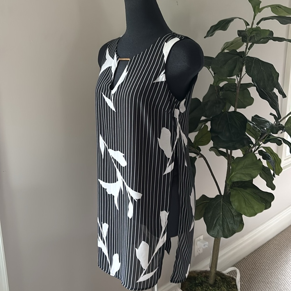 SUZY SHIER BLACK AND WHITE STRIPED FLORAL SLEEVELESS TUNIC BLOUSE